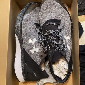 Under armor size 11 women’s sneaker black amd white style charged bandit 2